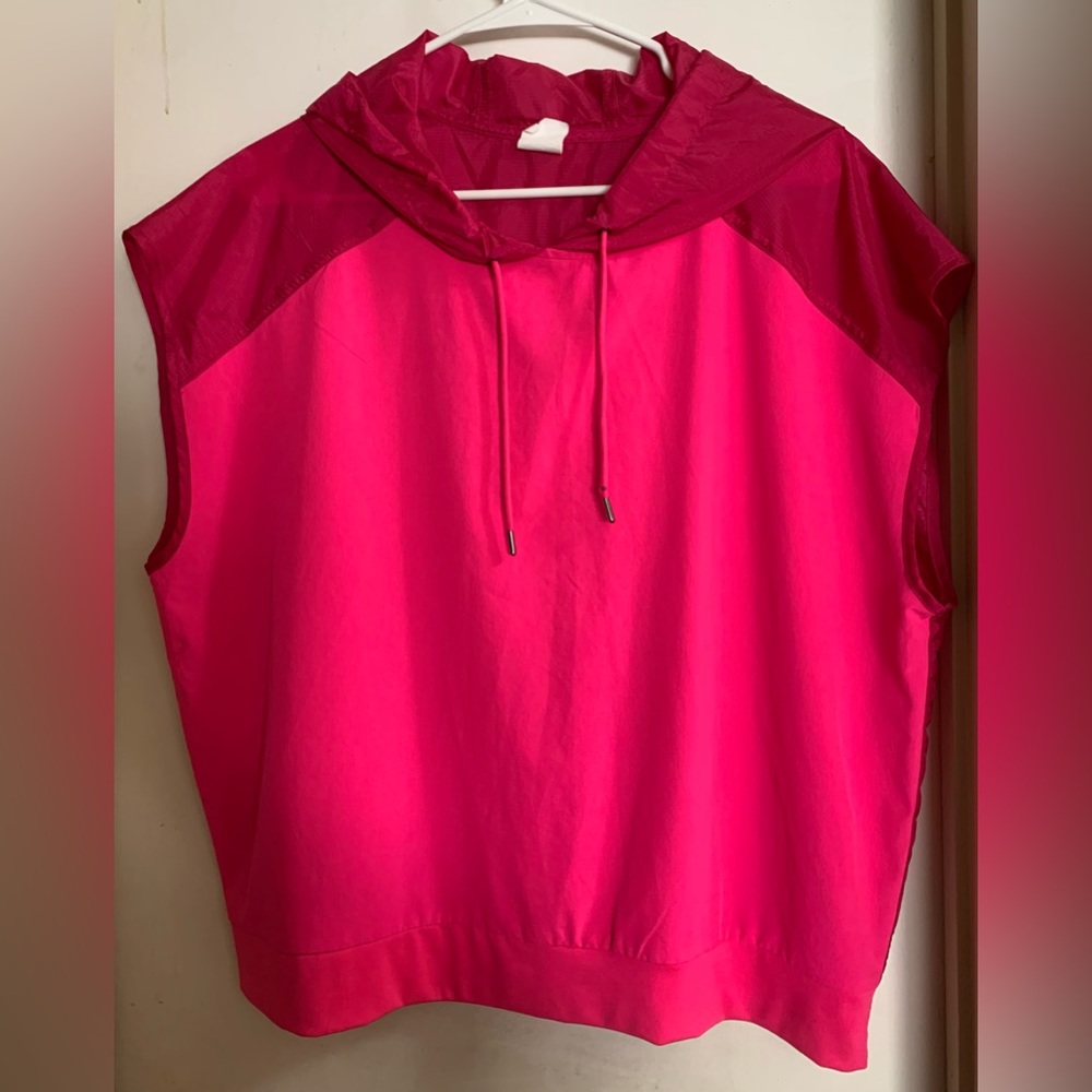Avia hot pink sleeveless pullover windbreaker.